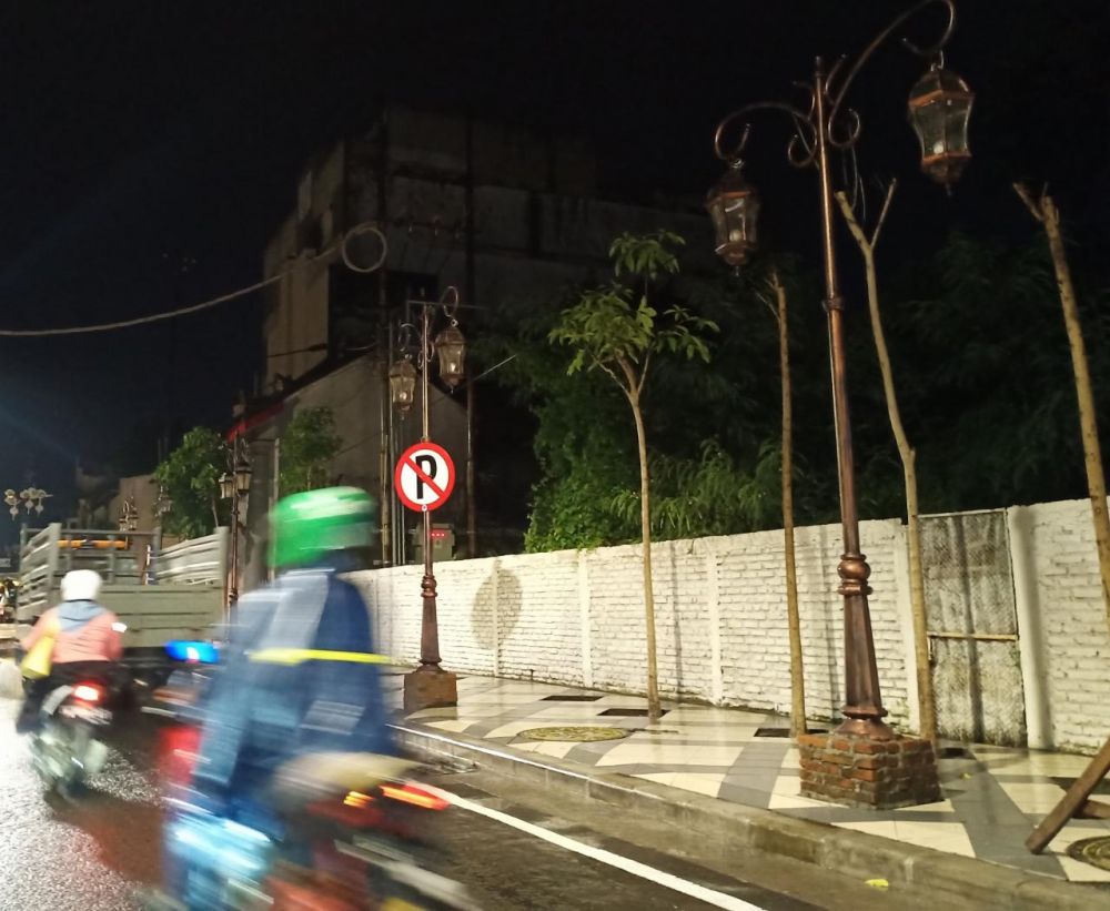 Lampu berkarakter tempo dulu yang dipasang di Jalan Karet, Surabaya, tidak menyala