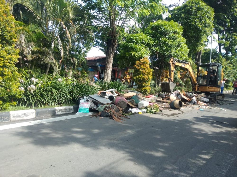 Sampah saat menumpuk di Jalan Raya Dukuh Kupang.