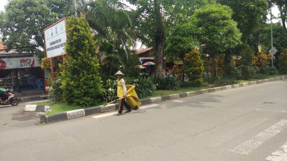 Petugas kebersihan menyisir Jalan Dukuh Kupang, Surabaya yang sempat penuh sampah