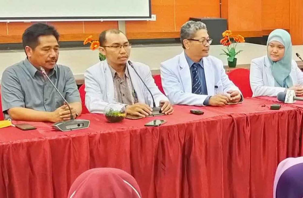 Juru bicara Satgas Corona RS Unair, dr Alfian Nur Rosyid (dua dari kiri)