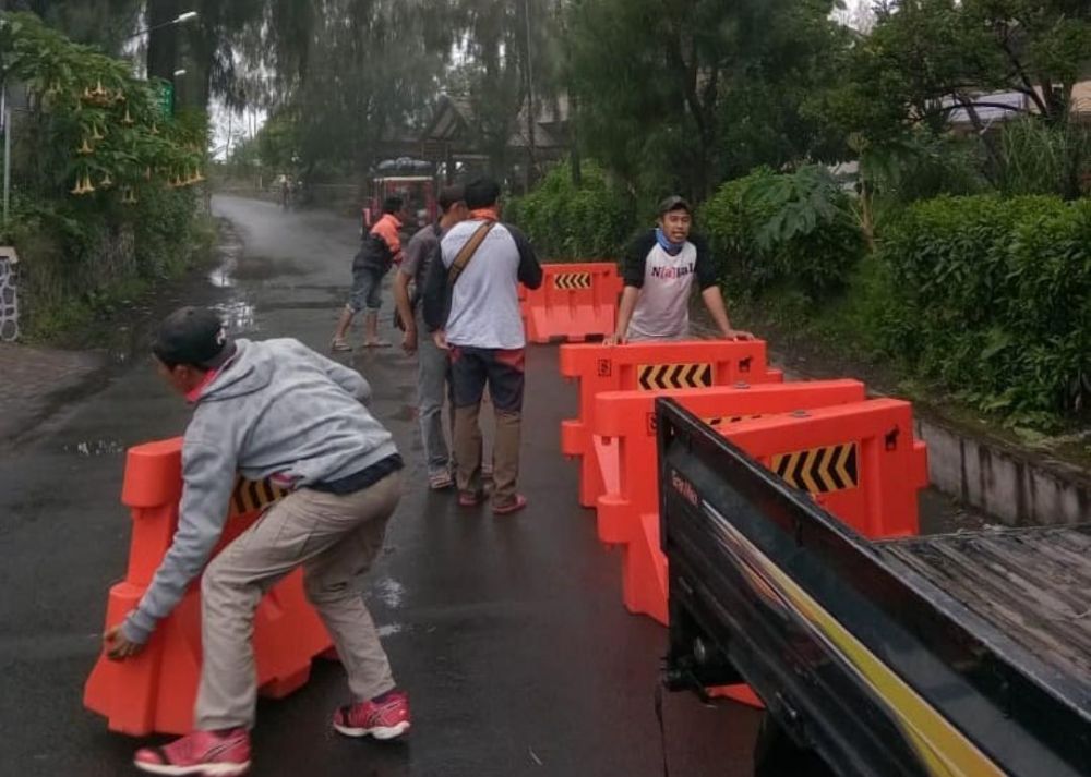 Petugas memasang barrier untuk menutup sementara wisata Taman Nasional Bromo Tengger Semeru (foto Instagram @tlp_tnbts)