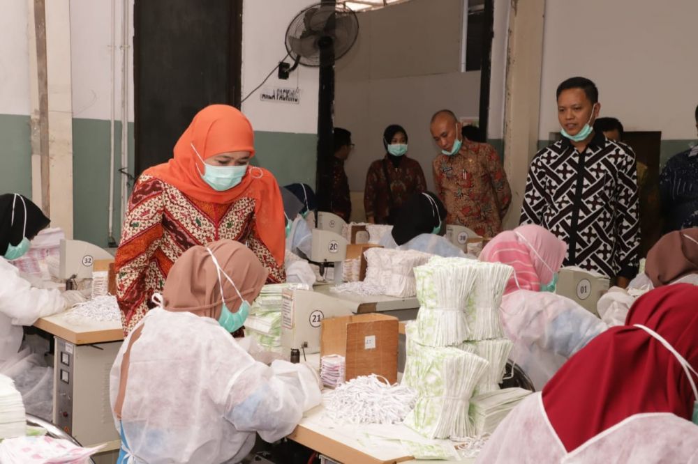 Gubernur Khofifah melakukan kunjungan di pabrik penghasil peralatan medis