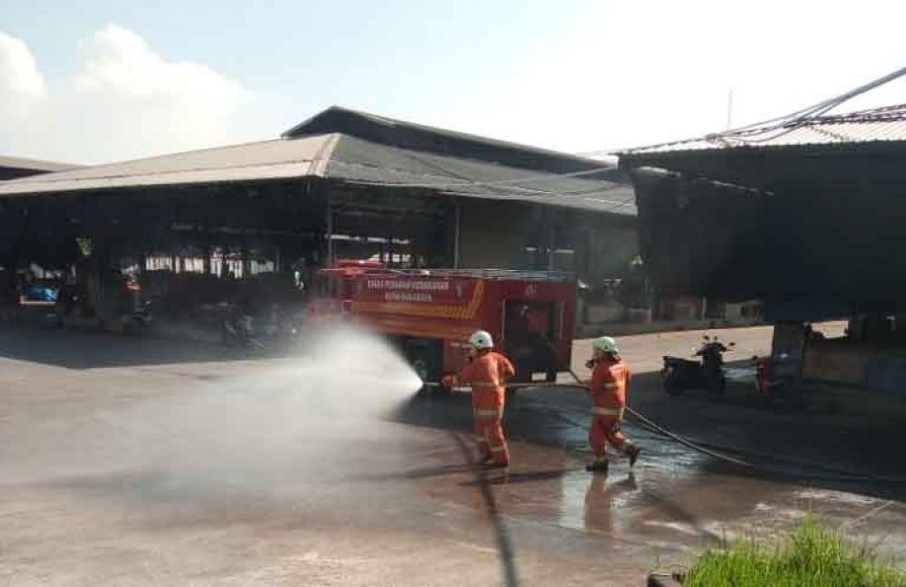 Penyemprotan disinfektan di PIOS oleh petugas pemadam kebakaran Kota Surabaya