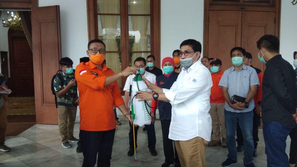 Calon Wali Kota Surabaya Machfud Arifin menyerahkan APD, alat semprot disinfektan, lemari sterilisasi dan disinfektan kepada Gubernur Jatim Khofifah Indar Parawansa