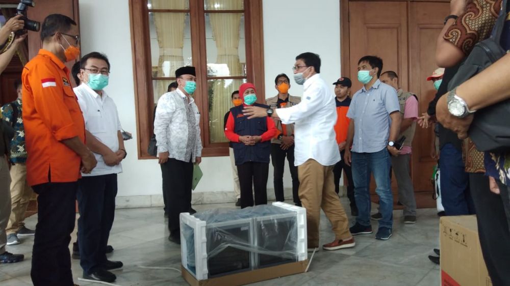 Calon Wali Kota Surabaya Machfud Arifin menyerahkan APD, alat semprot disinfektan, lemari sterilisasi dan disinfektan kepada Gubernur Jatim Khofifah Indar Parawansa