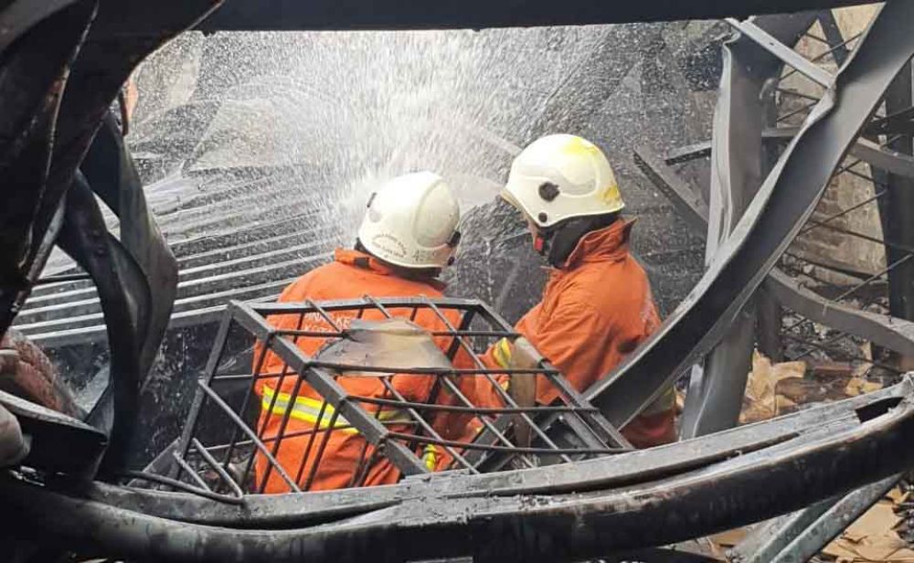 Petugas pemadam kebakaran Surabaya berjibaku memadamkan api di gudang Victory Bio Therapy