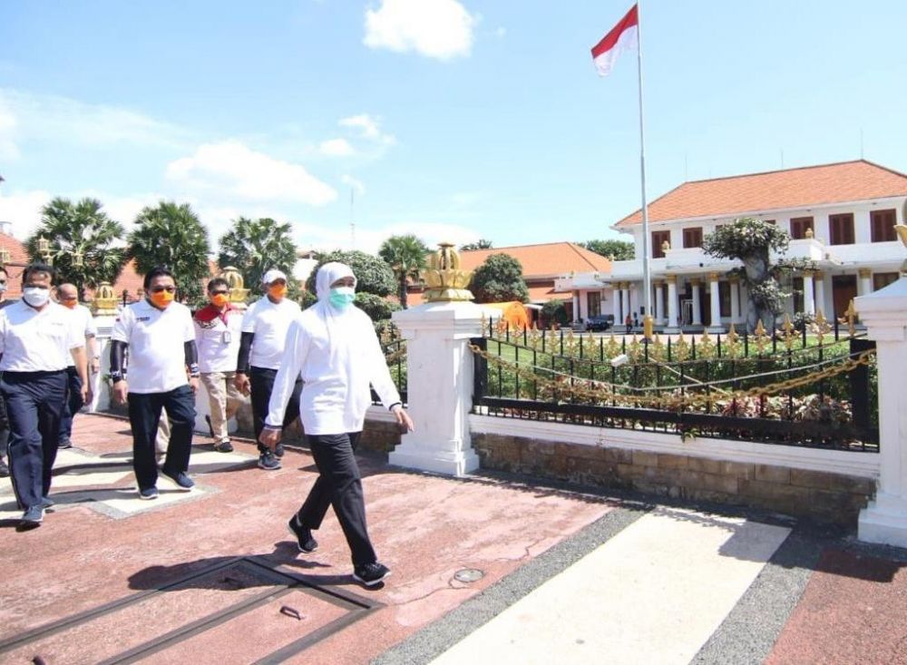 Gubernur Jatim Khofifah Indar Parawansa mengajak warga untuk keluar rumah berjemur di bawah sinar matahari saat pagi hari