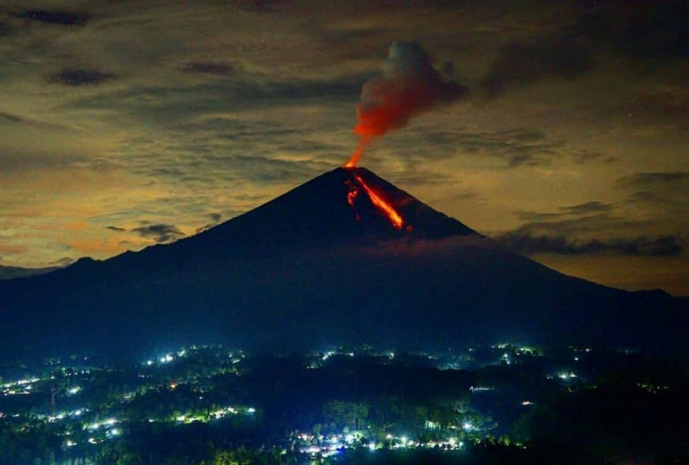 Aliran lava Gunung Semeru ini tampak dari puncak Gunung Sriti, Pronojiwo/ ilustrasi (Foto Instagram @tnbromotenggersemeru)