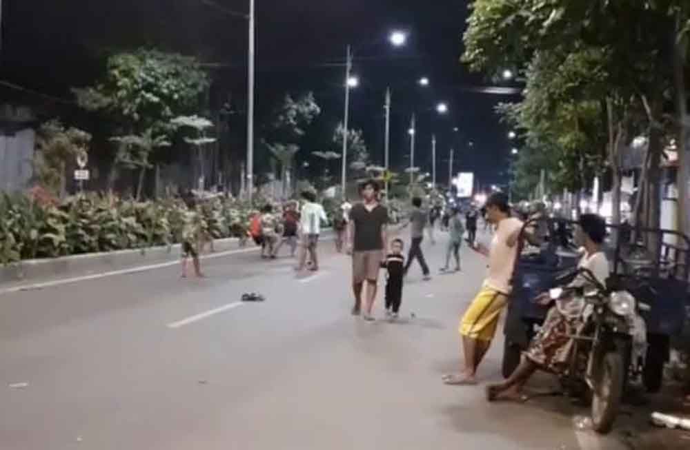 Screenshot aktivitas warga di tengah physical distancing di Jalan Pandegiling Surabaya