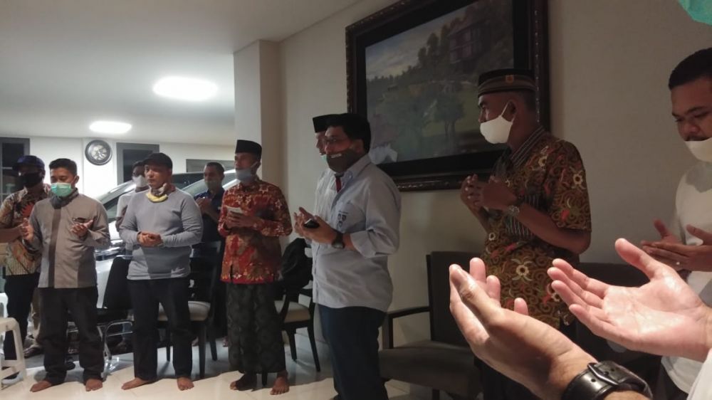 Calon Wali Kota Surabaya Machfud Arifin saat berdoa bersama bersama perwakilan pedagang sejumlah pasar di Surabaya