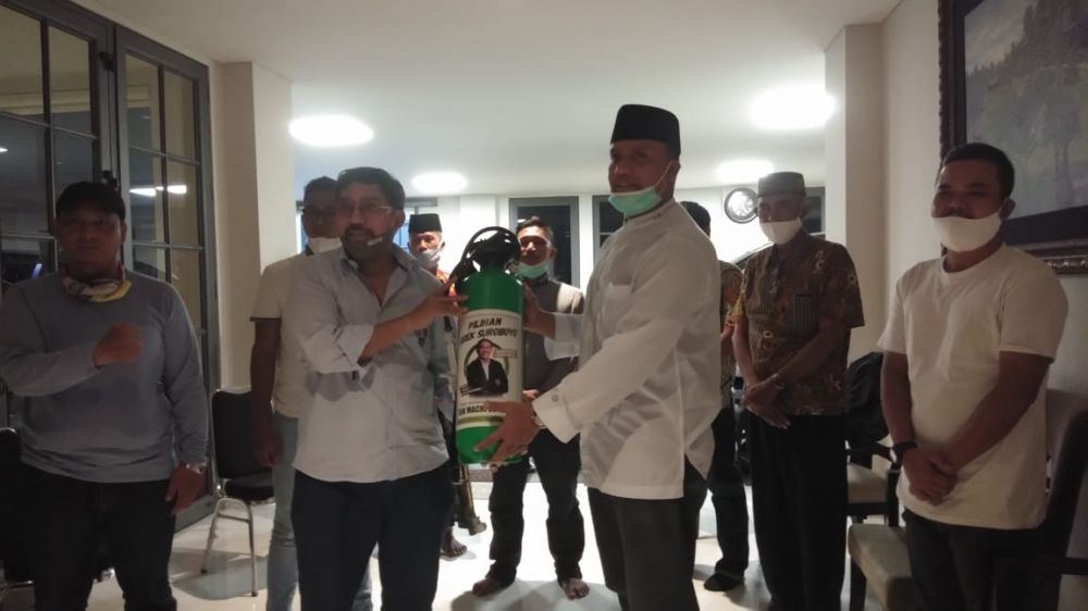 Calon Wali Kota Surabaya Machfud Arifin saat mendengarkan keluhan perwakilan pedagang sejumlah pasar di Surabaya
