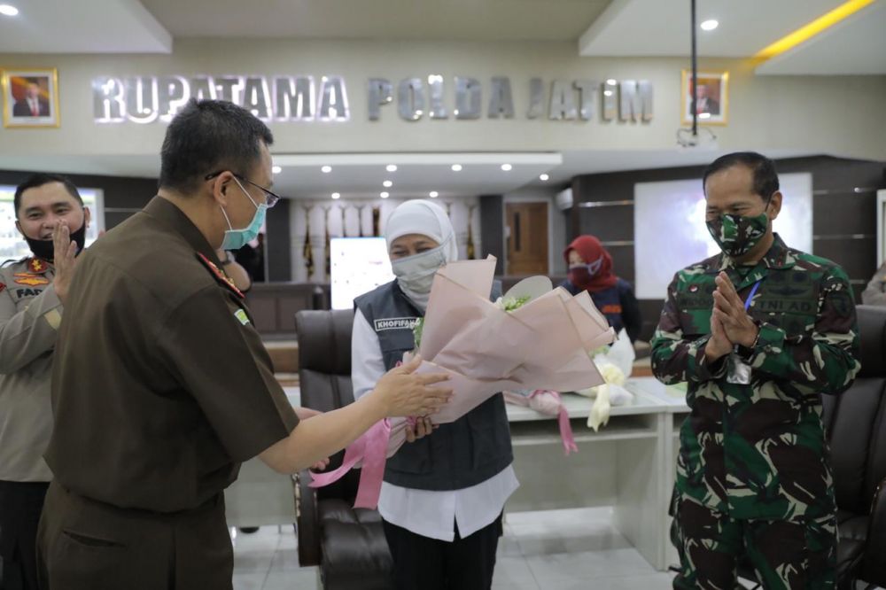 Gubernur Jawa Timur Khofifah Indar Parawansa bersama Forkompimda Jatim