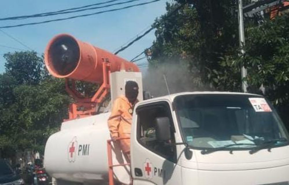 Penampakan mobil penyemprot disinfektan milik PMI di Jalan Kartini, Surabaya