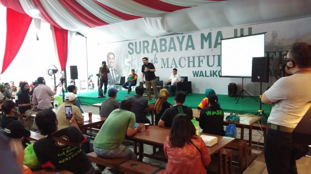 Machfud Arifin bersama Bonek Surabaya