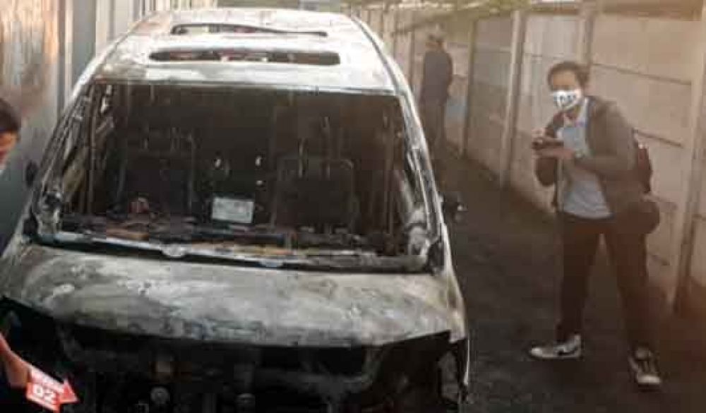 Mobil Via Vallen yang dibakar pelaku/ foto dokumen