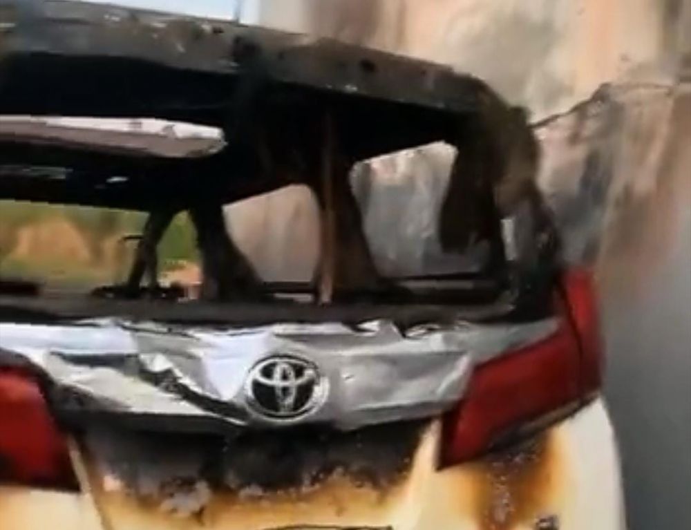 Kondisi mobil Toyota Alphard milik Via Vallen usai dibakar (foto InstaStory @viavallen)