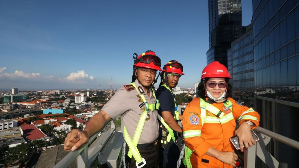Chandra Oratmangun bersama Kapolrestabes Surabaya, Kombes Pol Rudi Setiawan pada April 2018 
