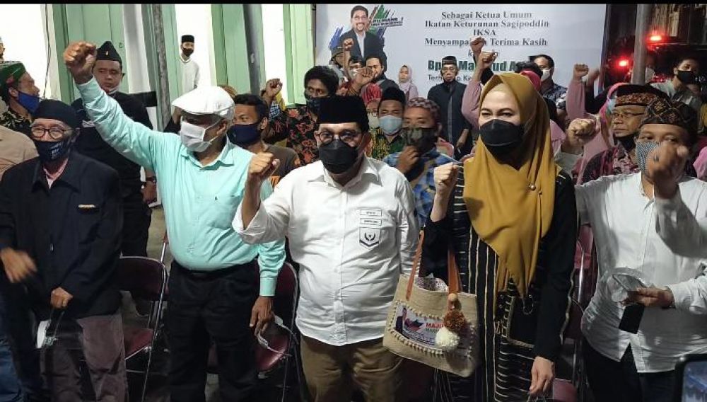 Calon Wali Kota Machfud Arifin dan Ny Lita, istrinya di Langgar Gipo, Jalan Kali Mas Udik, Surabaya