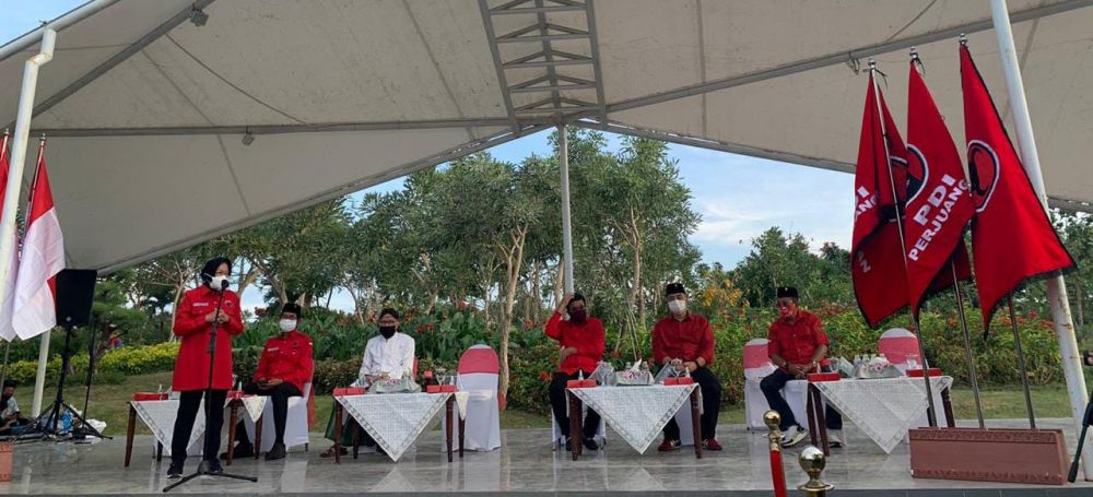 Eri Cahyadi (dua dari kanan) saat menghadiri acara PDIP di Taman Harmoni, Surabaya