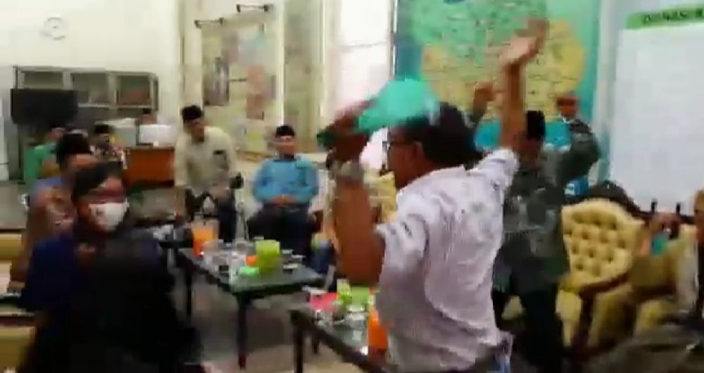 Pengumuman rekomendasi bakal calon wali kota dan wakil wali kota dari PDIP disambut histeria pengurus PCNU dan tamu dari Citraland di Kantor PCNU Surabaya