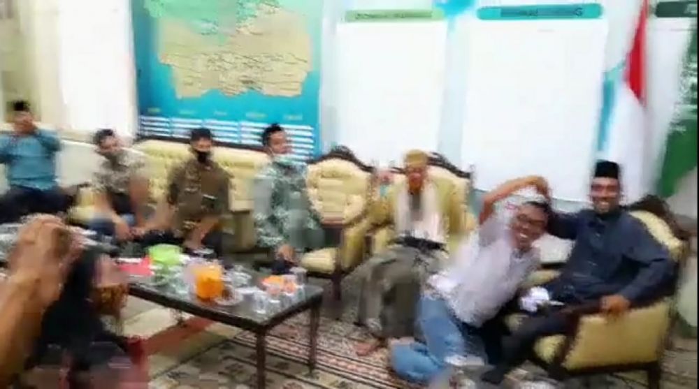 Ketua PCNU Surabaya Muhibbin Zuhri (paling kanan) disalami dan ikut gembira saat PDIP umumkan rekomendasi untuk Eri Cahyadi sebagai bakal calon wali kota