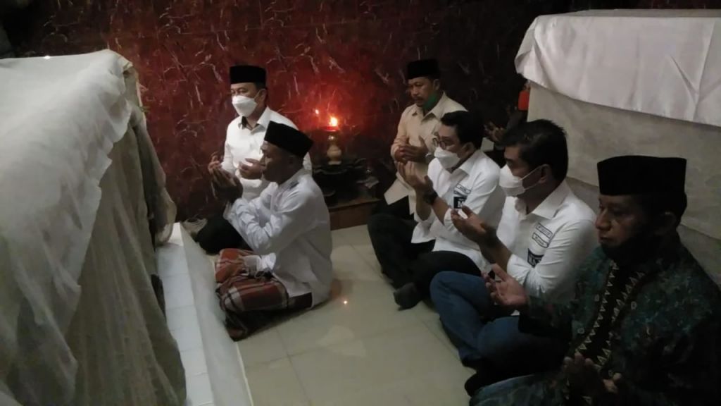 Paslon nomor urut 2, Machfud Arifin-Mujiaman berziarah di makam Raden Sawunggaling, Surabaya