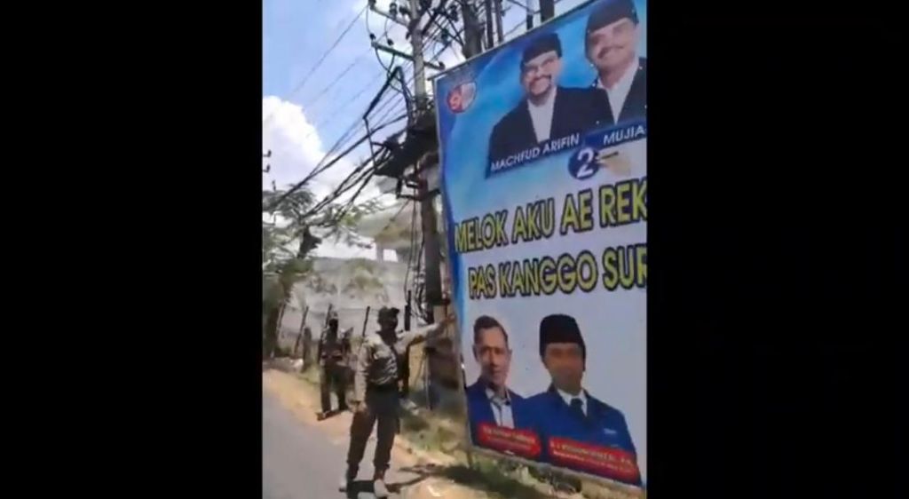 Penertiban APK Machfud Arifin-Mujiaman oleh Satpol PP di wilayah Sambikerep, Surabaya