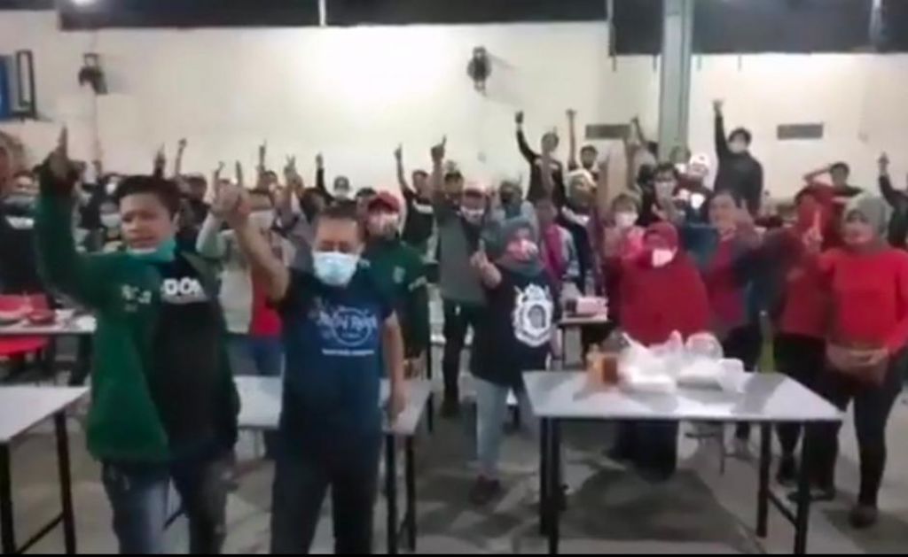 Pihak yang mengaku sebagai Bonek Hijrah saat deklarasi dukungan untuk Erji