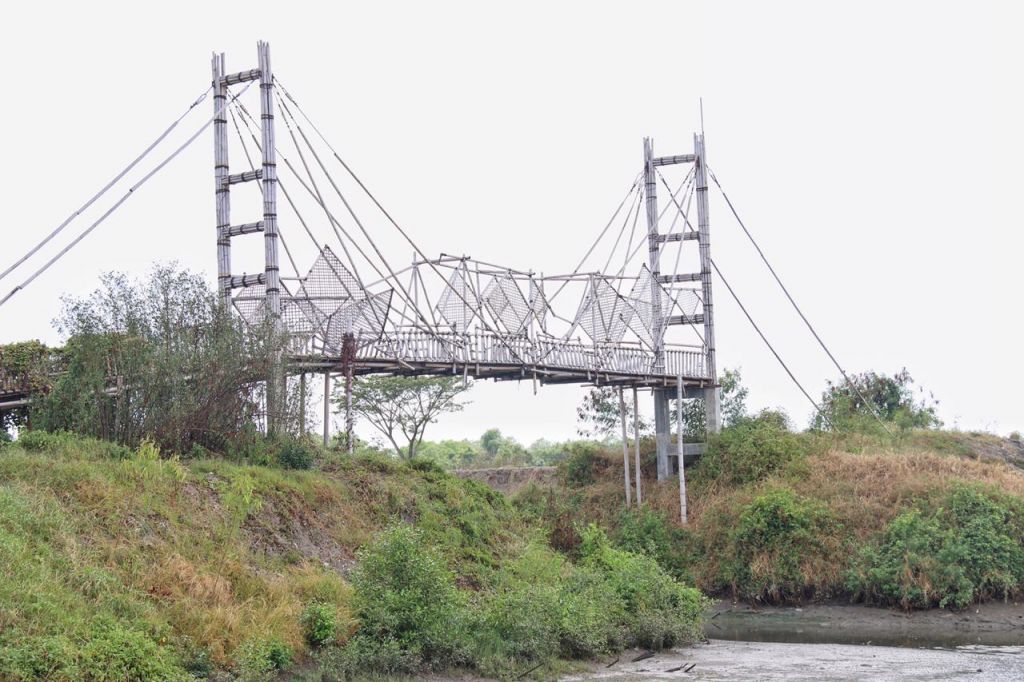 Jembatan Bambu Surabaya yang rusak dan mangkrak