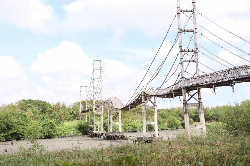 Jembatan Bambu Surabaya yang rusak dan mangkrak