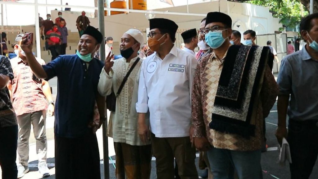 Machfud Arifin melayani permintaan warga untuk foto bersama usai Salat Jumat di masjid Pemkot Surabaya