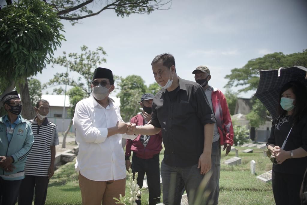 Jagad Hariseno (baju hitam) saat ziarah ke makam Pak Tjip bersama Calon Wali Kota Surabaya, Machfud Arifin beberapa waktu lalu