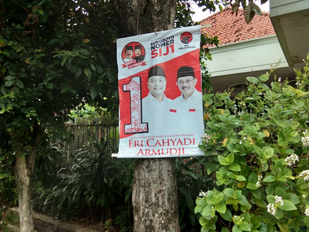 Banner Erji dipaku di pohon Jalan Jimerto sisi barat atau dekat Balai Kota Surabaya