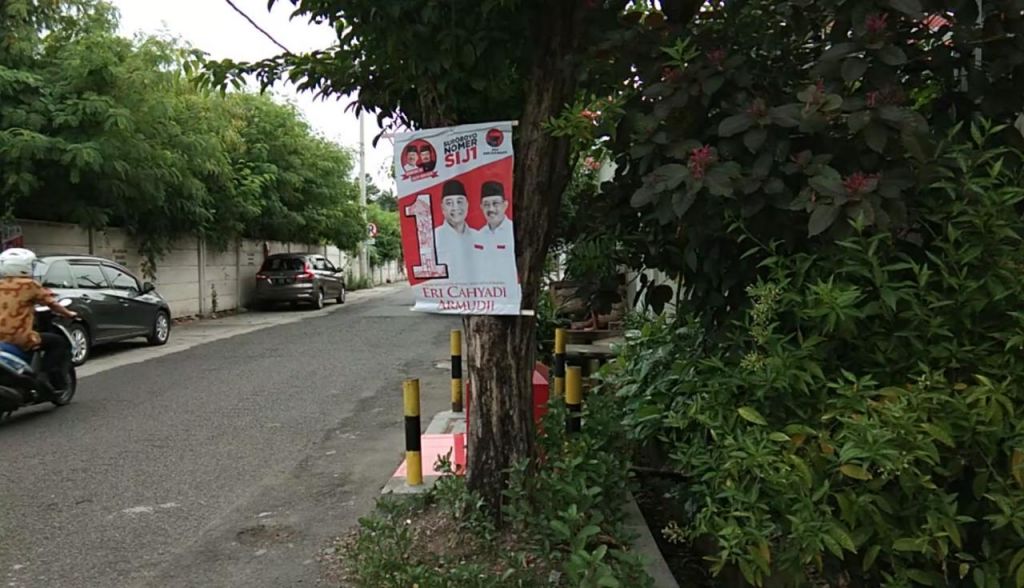 Banner Erji dipaku di pohon Jalan Jimerto sisi barat atau dekat Balai Kota Surabaya