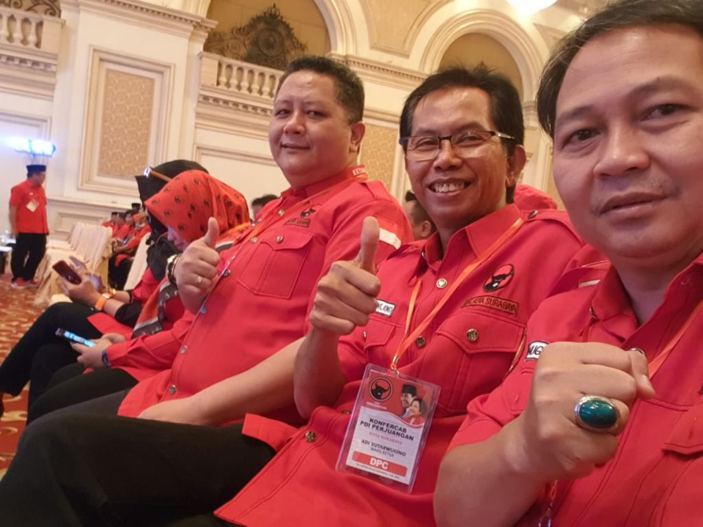 Kader PDIP Surabaya Anugrah Ariyadi bersama Ketua DPC Dominikus Adi Sutarwijono dan Whisnu Sakti Buana