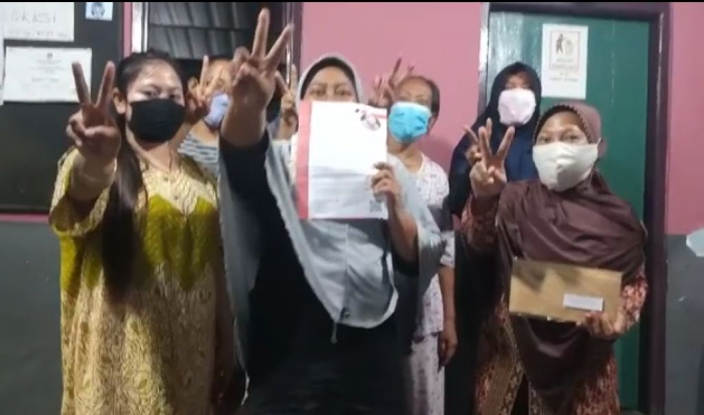 Ibu-ibu yang menyatakan beda pilihan dengan Wali Kota Surabaya Tri Rismaharini (Risma)