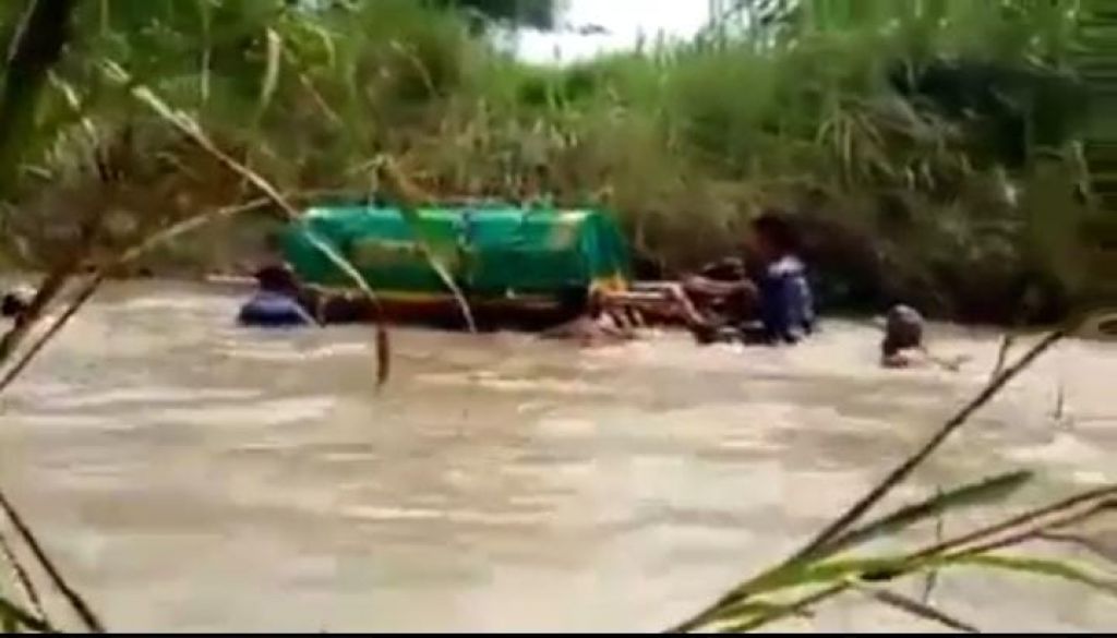 Capture video warga seberangkan jenazah ke sungai untuk dimakamkan