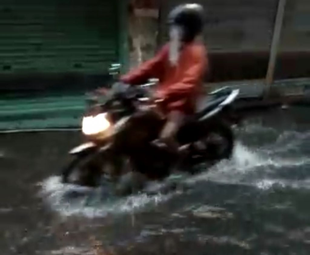 Banjir di Simo Pomahan Baru, Surabaya (Foto: tangkapan layar video kiriman warga)