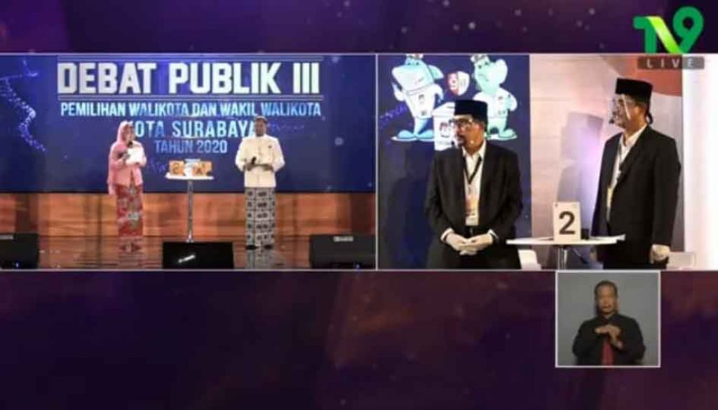 Paslon Machfud Arifin dan Mujiaman dalam debat publik di Surabaya