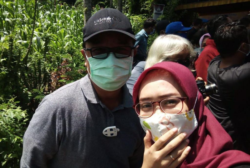 Kepala Dinas Kominfo Kota Surabaya, M. Fikser bersama wartawan salah satu media online yang bertugas di Ponorogo (Foto: WA grup Bicara Surabaya)