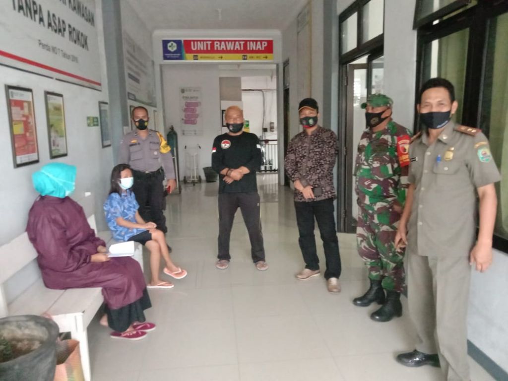 Gadis berbaju putih di Pantai Karangoso saat diamankan petugas (Foto: Istimewa)