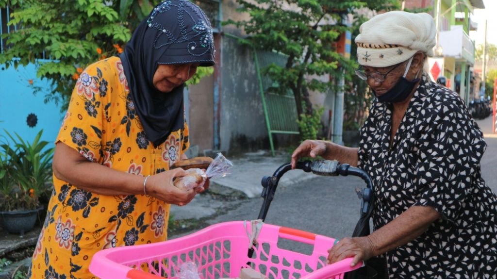 Mbah Sulasih saat melayani pembeli