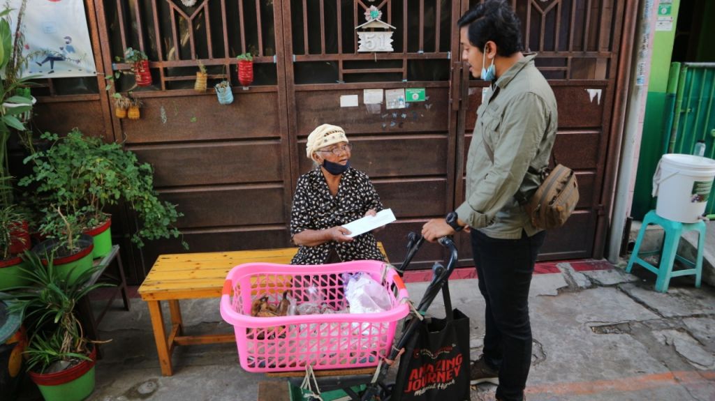 Tim jatimnow.com saat menyalurkan bantuan uang dari Ketua DPC PDIP Surabaya Adi Sutarwijono kepada Mbah Sulasih