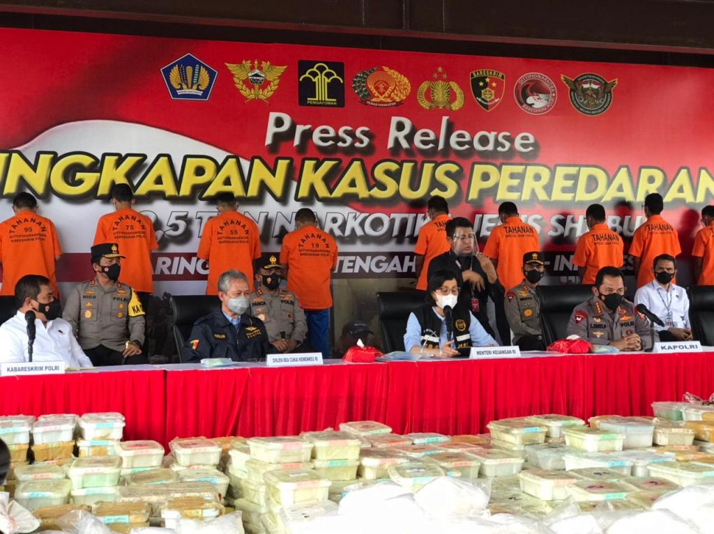 Sabu seberat 2,5 ton dan para tersangka dibeber