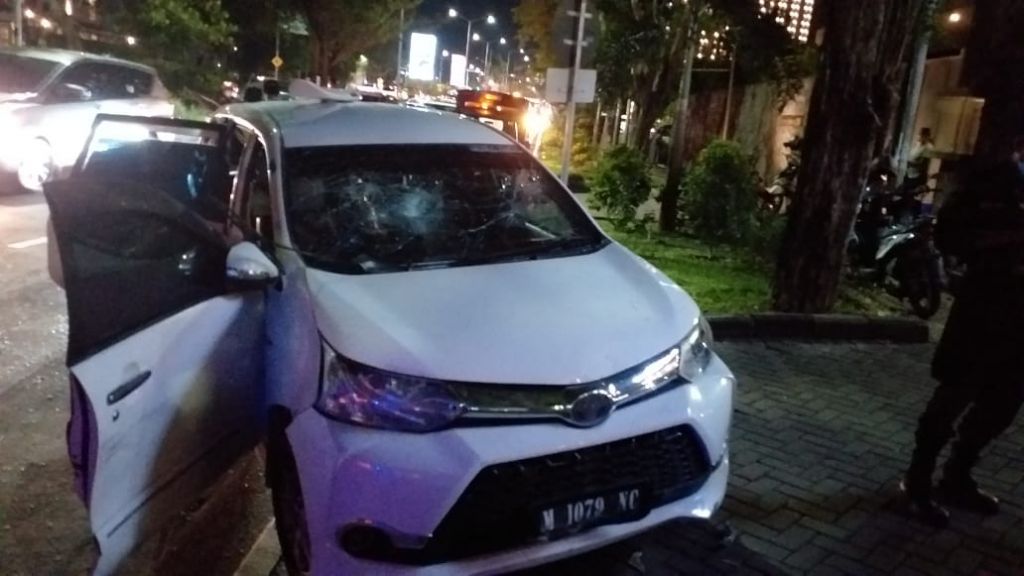 Mobil penabrak tiga motor di Surabaya yang dirusak warga