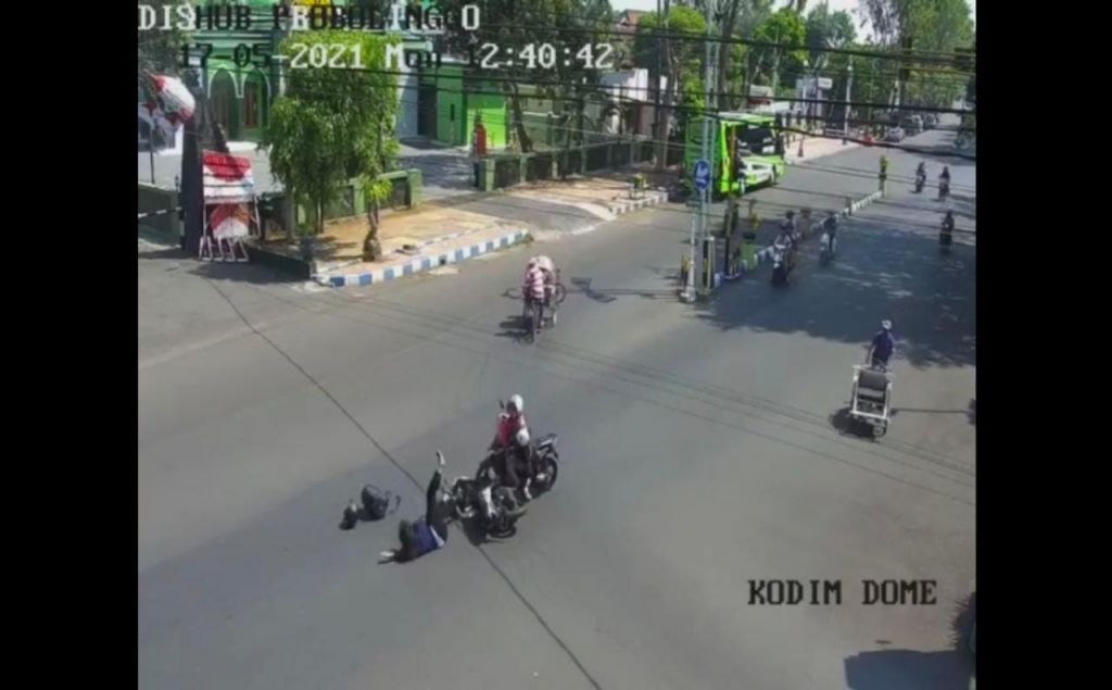 Detik-detik motor penerobos lampu merah menabrak motor yang dikendarai emak-emak