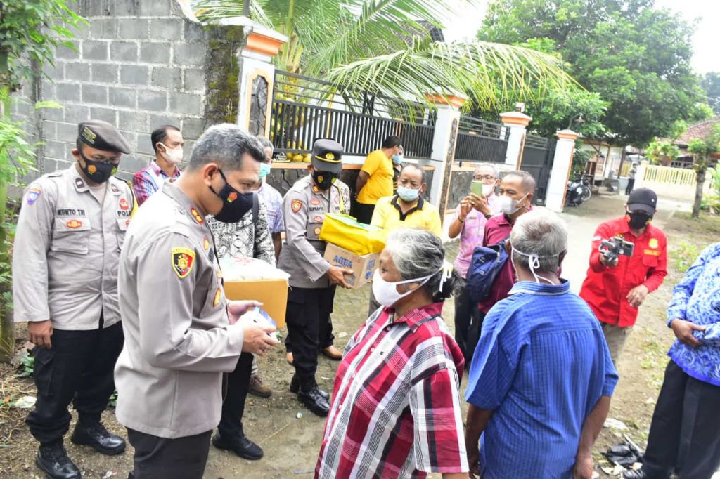 Kapolres Blitar, AKBP Leonard Sinambela juga memberikan bantuan pada kakek pemulung korban perampasan