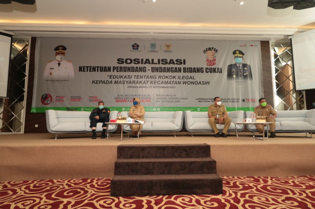 Pemkot Probolinggo melalui Dinas Komunikasi dan Informatika memberikan edukasi kepada masyarakat tentang rokok ilegal