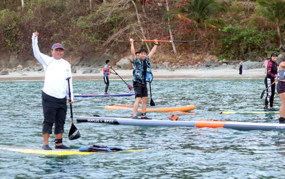 Bupati Trenggalek Mochamad Nur Arifin ikut bermain Paddle Board di Teluk Pantai Prigi