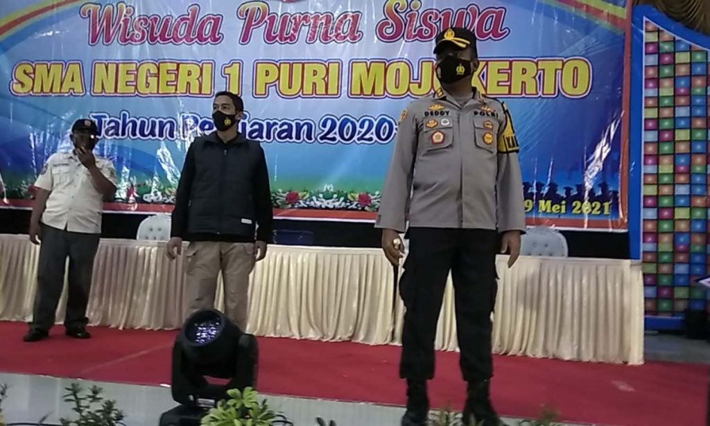 Kapolres Mojokerto Kota, AKBP Deddy Supriadi saat memimpin pembubaran wisuda SMA